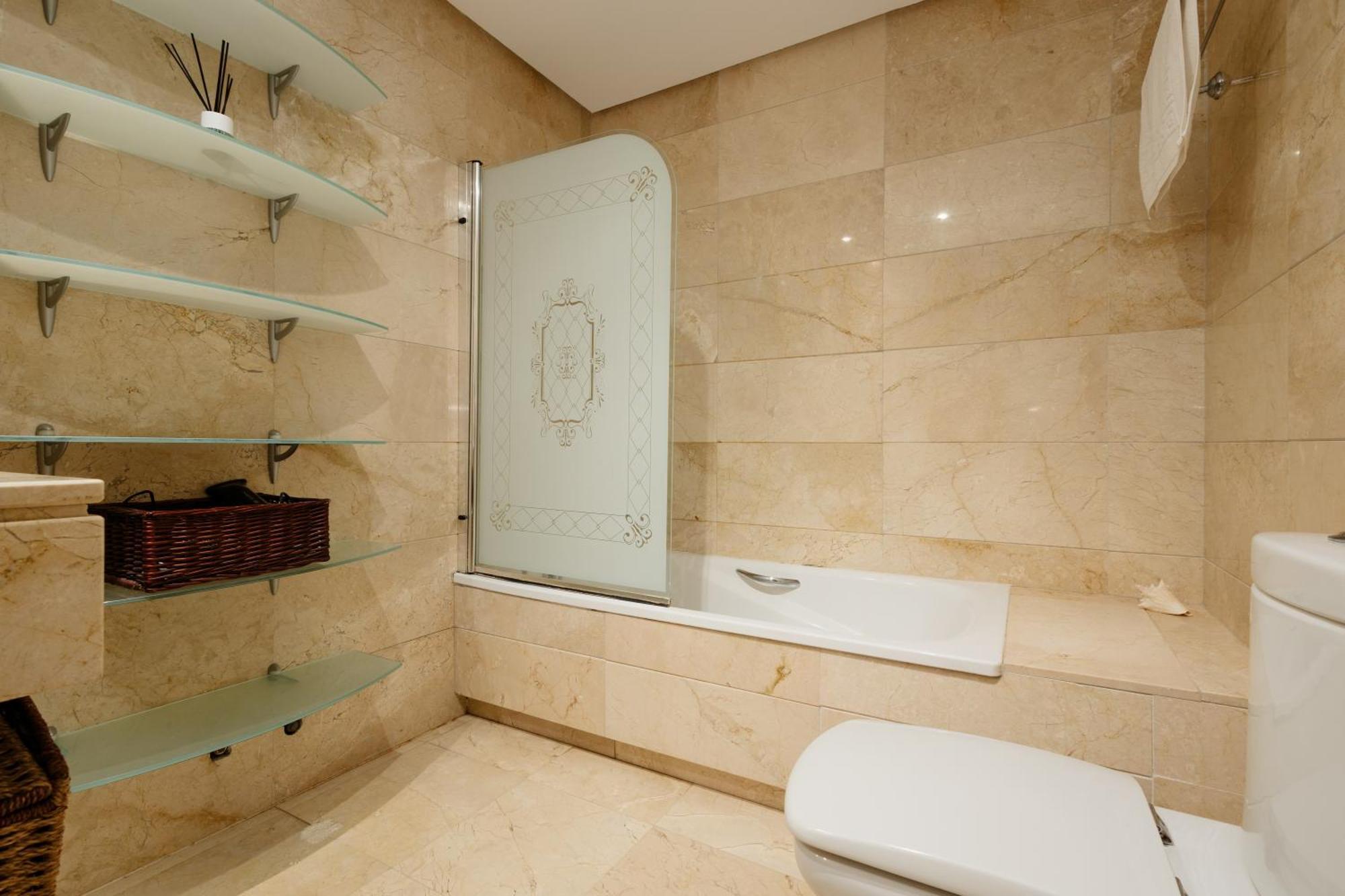 Ground Floor Holiday Apartment With Terrace And Pool In Puerto Banus, 马尔韦利亚 外观 照片