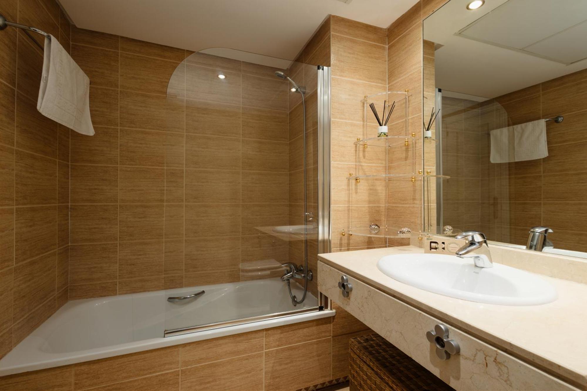 Ground Floor Holiday Apartment With Terrace And Pool In Puerto Banus, 马尔韦利亚 外观 照片
