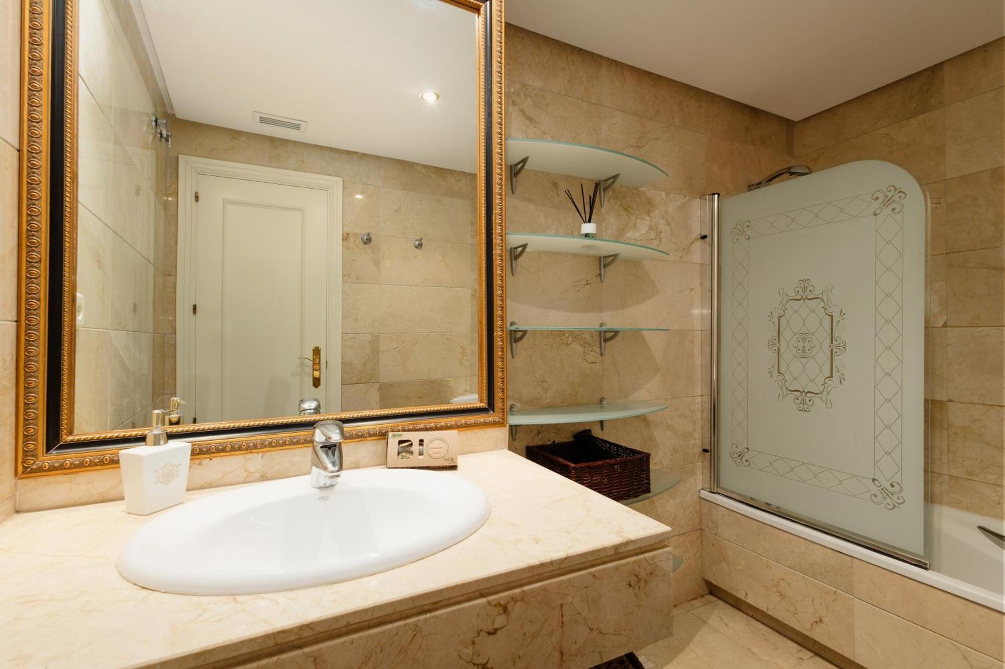 Ground Floor Holiday Apartment With Terrace And Pool In Puerto Banus, 马尔韦利亚 外观 照片