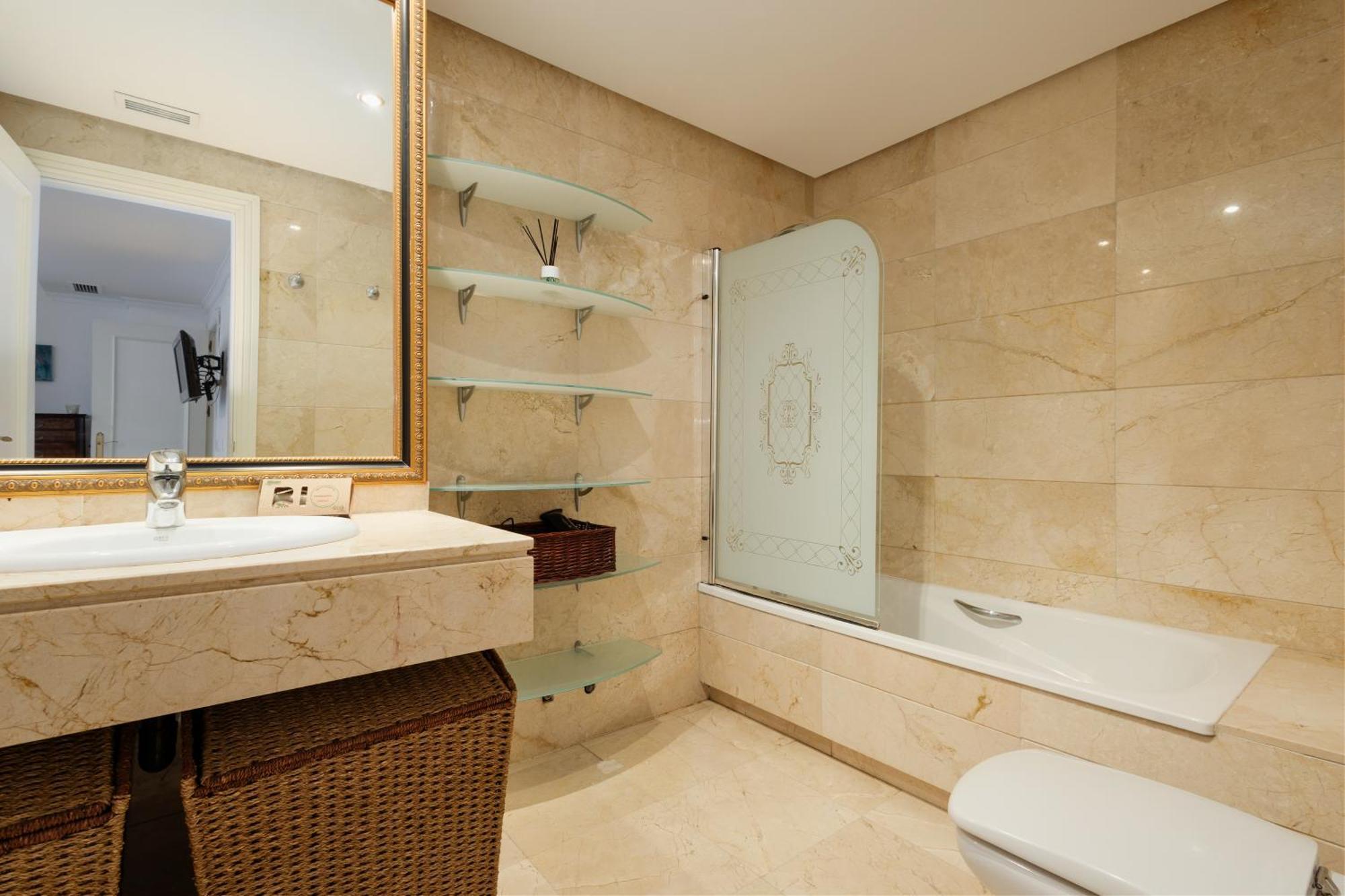 Ground Floor Holiday Apartment With Terrace And Pool In Puerto Banus, 马尔韦利亚 外观 照片