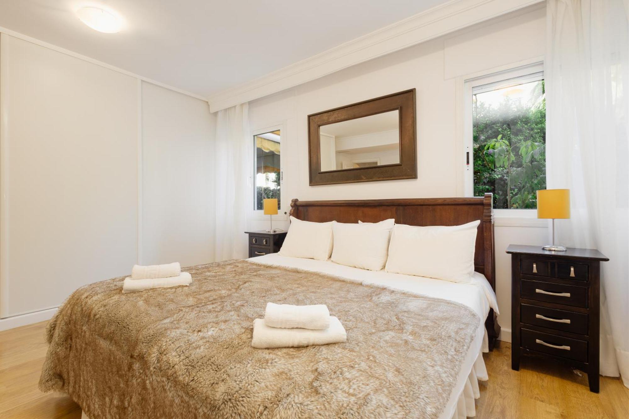 Ground Floor Holiday Apartment With Terrace And Pool In Puerto Banus, 马尔韦利亚 外观 照片