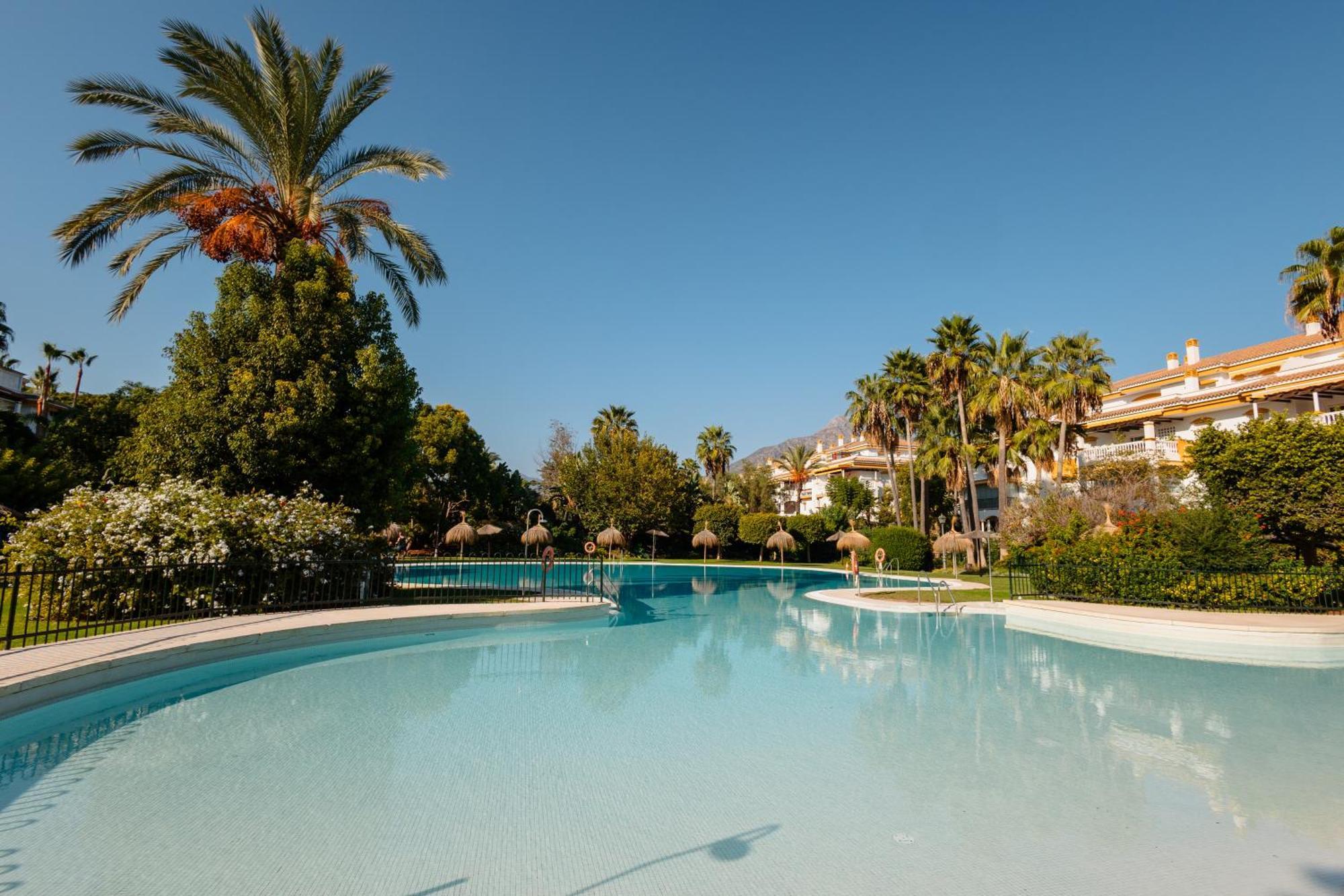 Ground Floor Holiday Apartment With Terrace And Pool In Puerto Banus, 马尔韦利亚 外观 照片