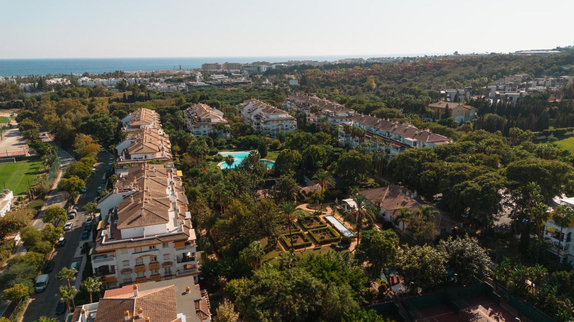Ground Floor Holiday Apartment With Terrace And Pool In Puerto Banus, 马尔韦利亚 外观 照片