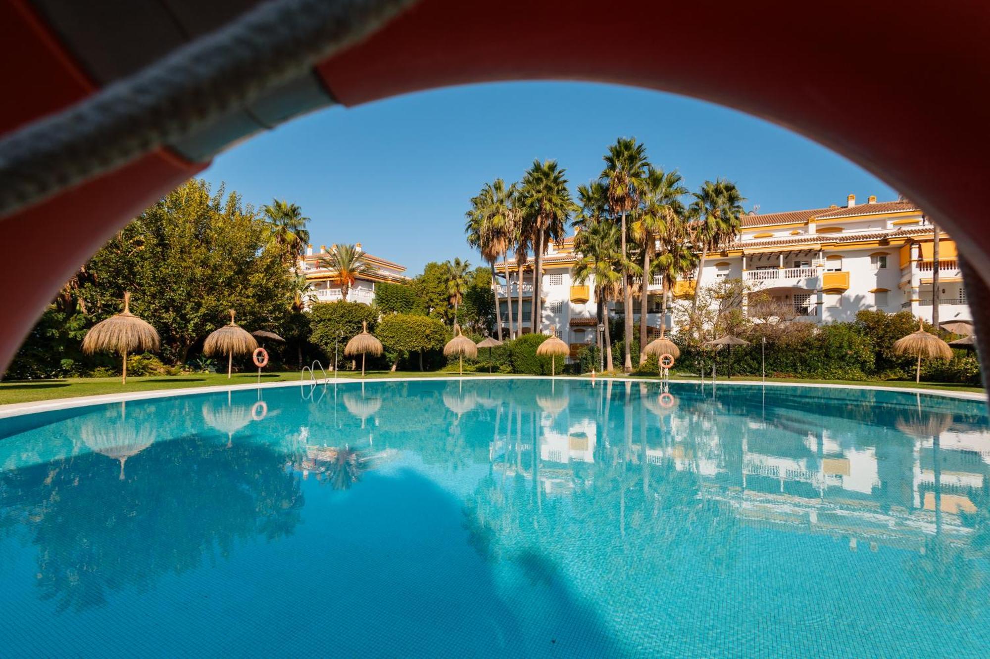 Ground Floor Holiday Apartment With Terrace And Pool In Puerto Banus, 马尔韦利亚 外观 照片